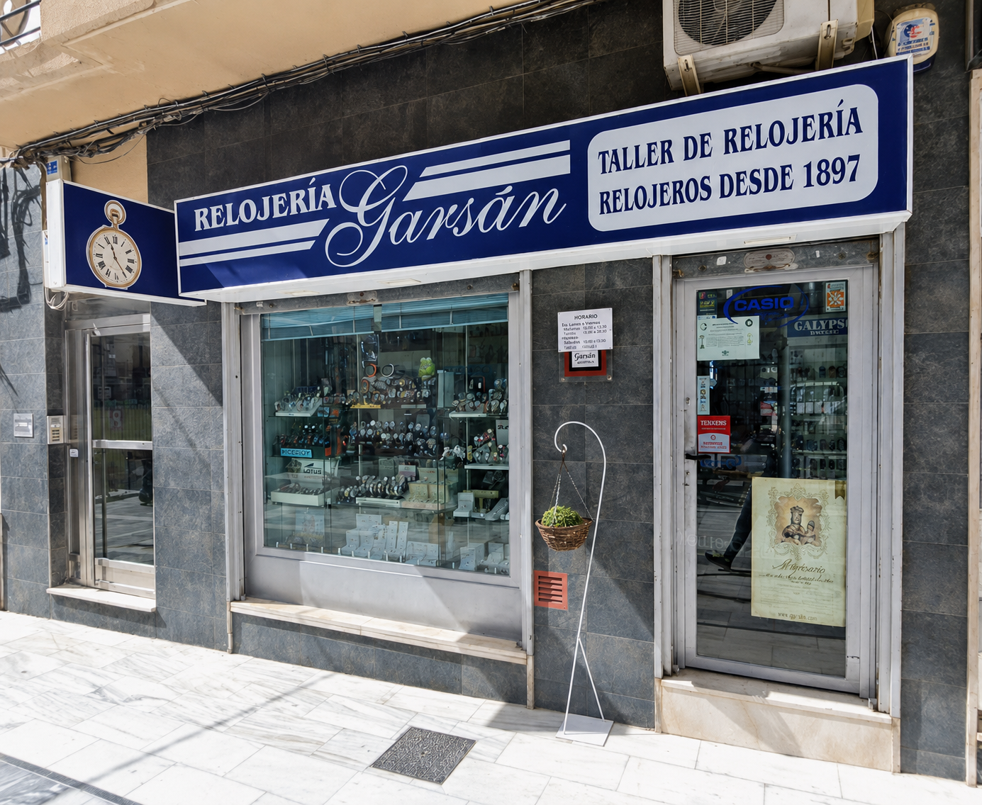 Escaparate y fachada de Relojería Garsán en Lorca